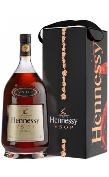 hennessy_vsop_privilege_6_let_v_podarochnoj_upakovke.jpg